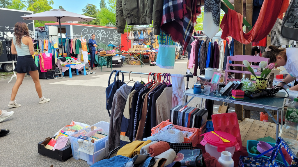 sell and donate your stuff_people at the mauerpark flea market in berlin