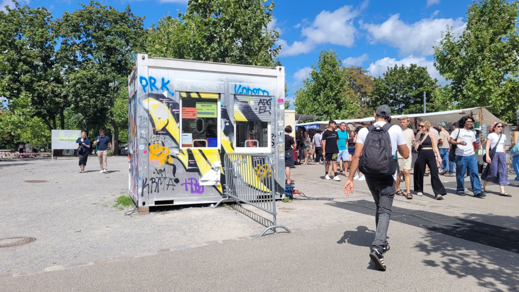 sell and donate your stuff_people at the mauerpark flea market in berlin