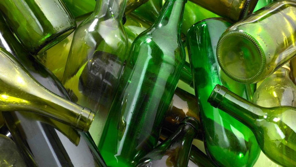 green empty bottles; Pfandsystem in Deutschland
