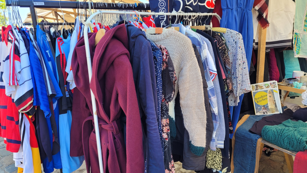 kleiderstange auf dem flohmarkt