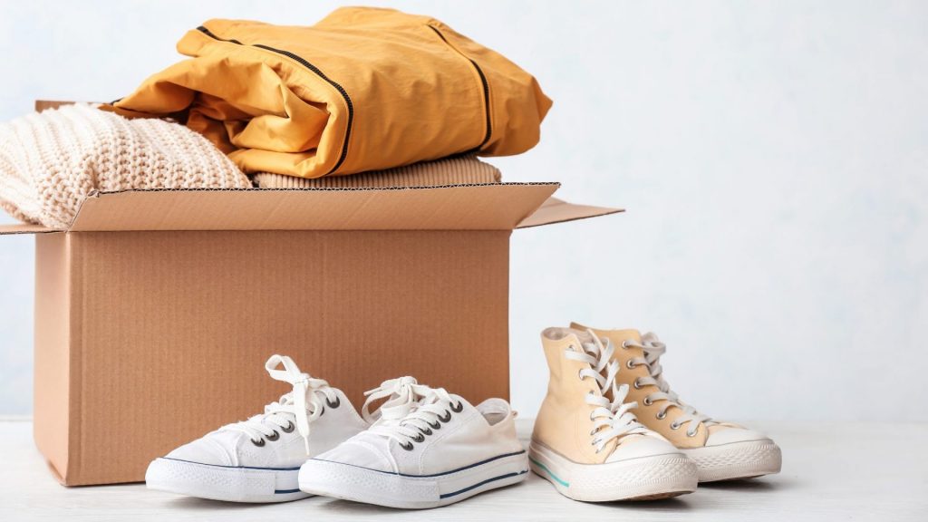 karton mit kleidung und schuhen, vinted verkaufen tipps